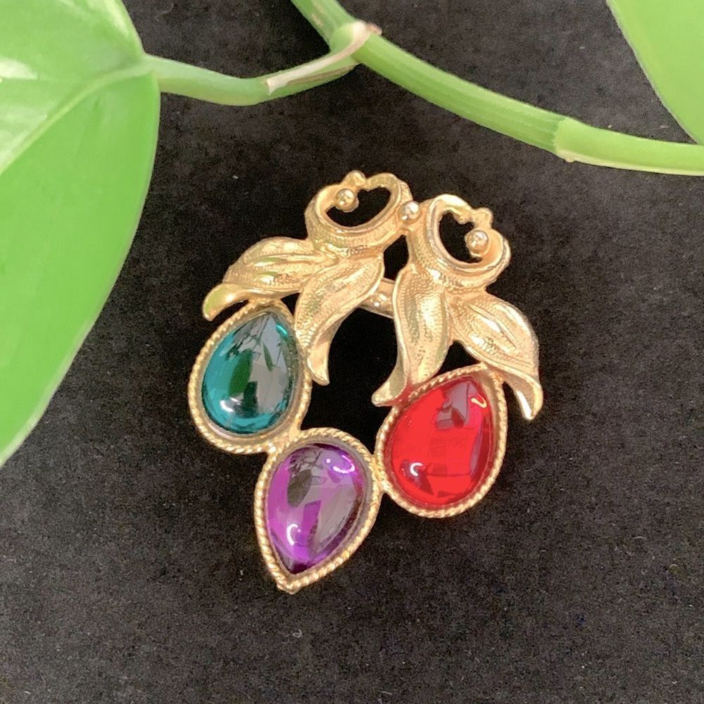 Vintage Gold Tone Ribbon and Teardrop Shaped Brooch